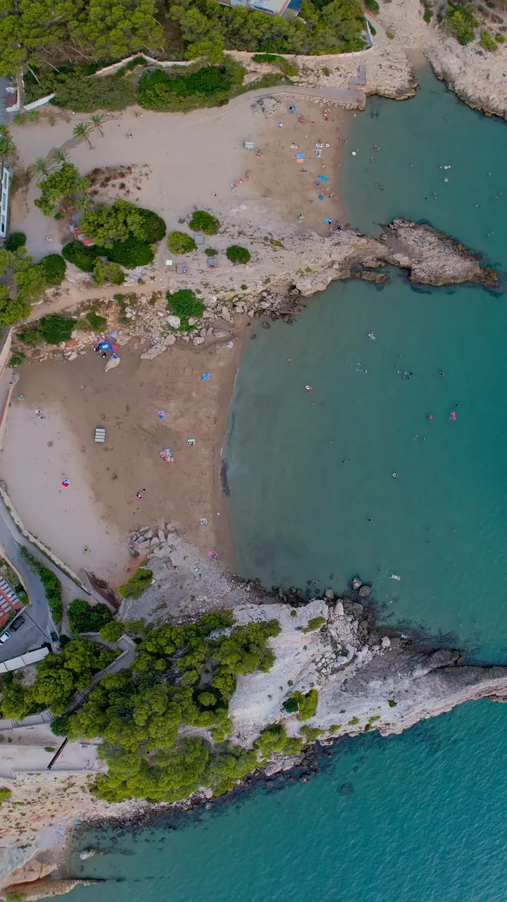 Cuatro tomas verticales de dron: una cala, un puerto, una montaña y unos prados