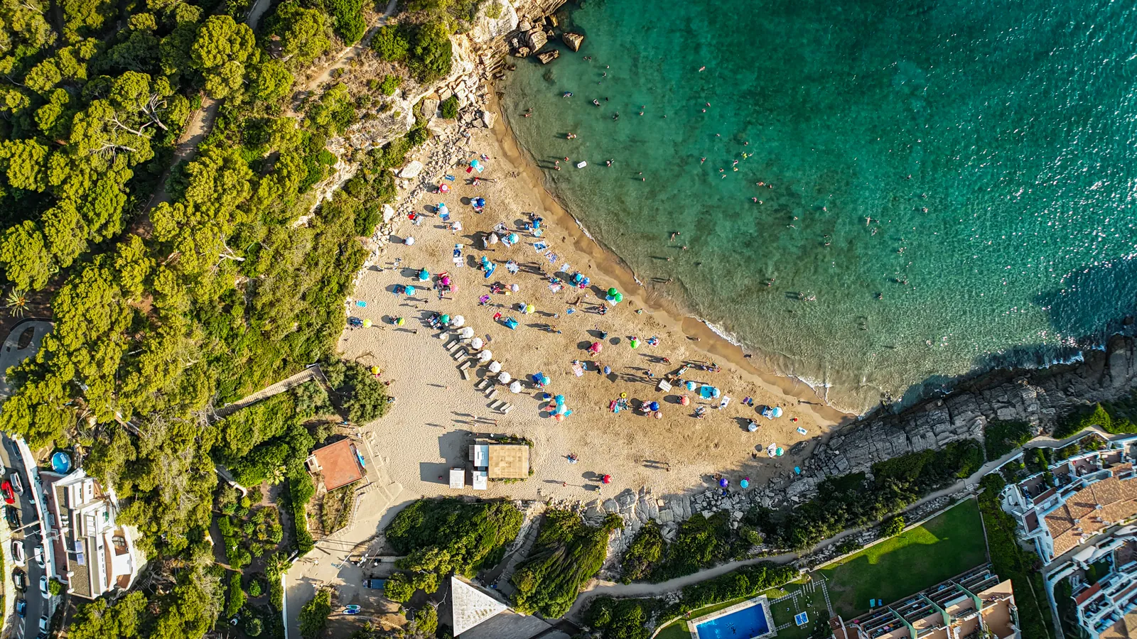 Cala de Salou vista en vertical desde el dron, con bañistas y sombrillas