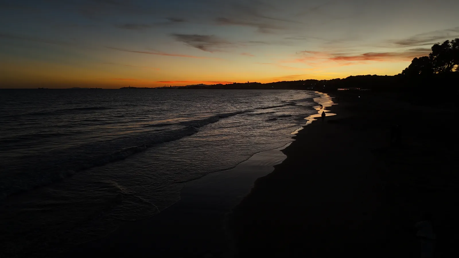 Una figura en la orilla al atardecer, en Tarragona
