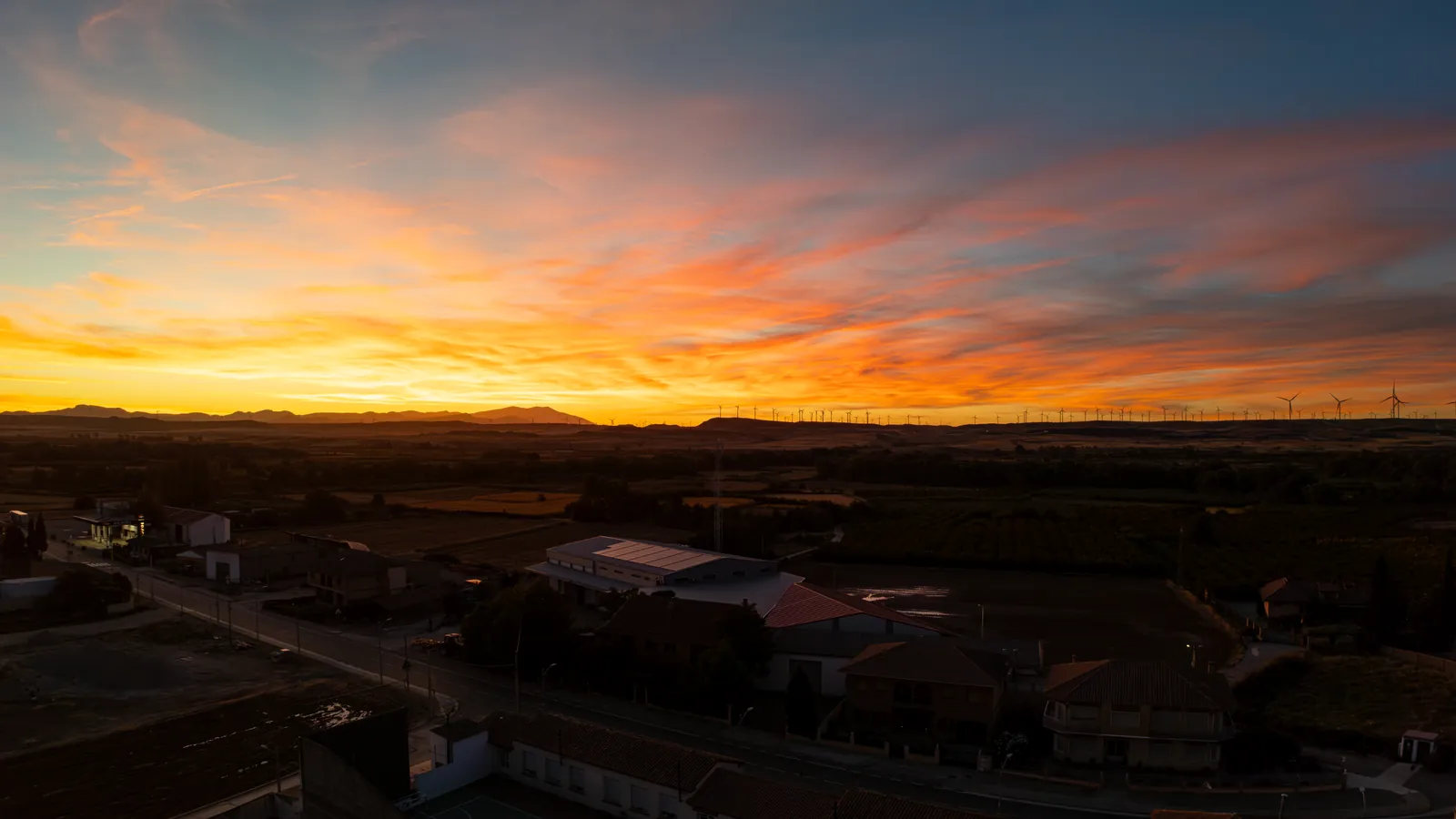 Atardecer encendido sobre Urrea de Jalón, con los molinos en el horizonte